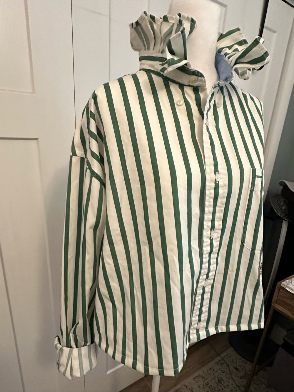 Women - Upcycled (reworked) men’s shirt with ruffled collar - Picture 4 of 8
